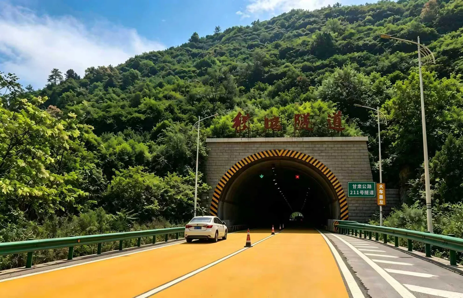 隧道入口黄色彩色防滑路面应用实景