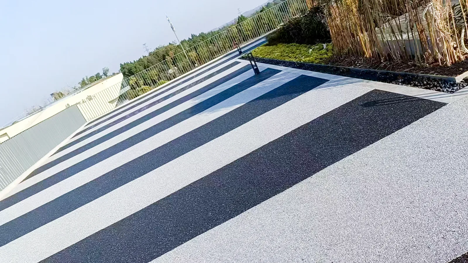 黑白几何纹理透水路面应用实景