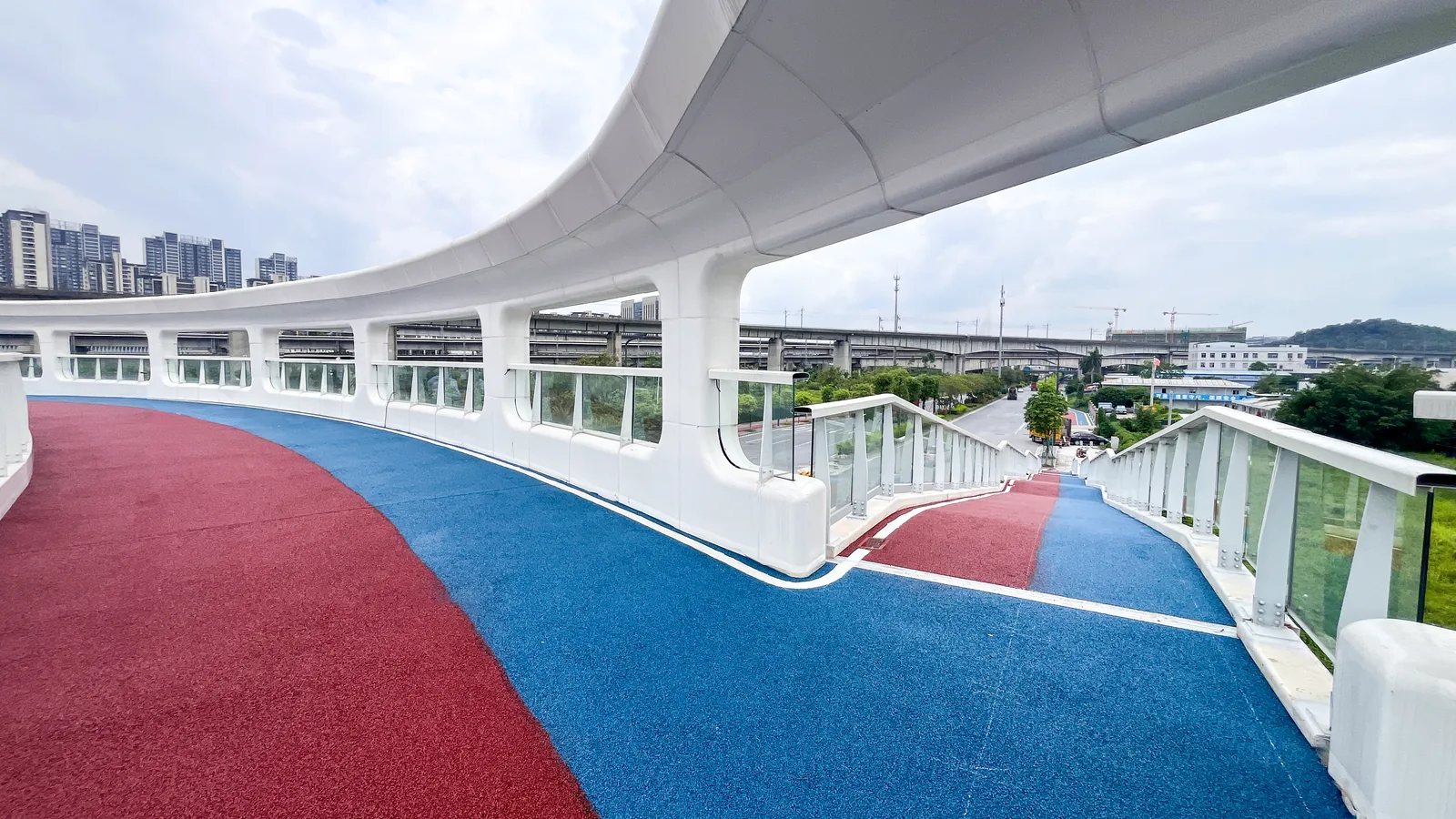 高架慢行系统红蓝双色透水路面应用实景